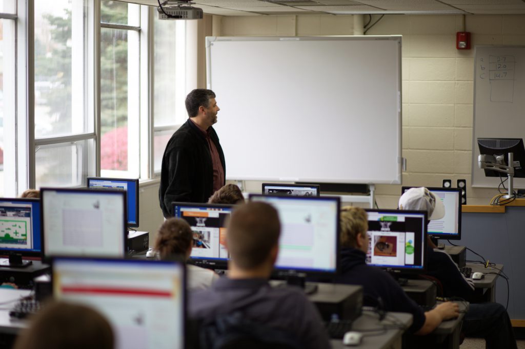 Students in computer lab at Grace College - Management Information Systems Major - MIS Degree