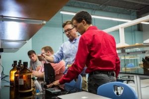 Dr. Chad Snyder helping students in chemistry lab