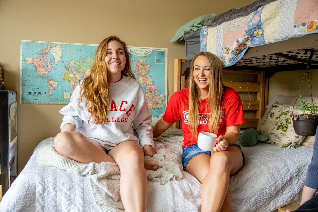 Students in Dorms-How to Choose a College Campus That’s Right for You